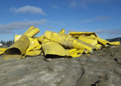 photo de résidus de plastique dans site d'enfouissement